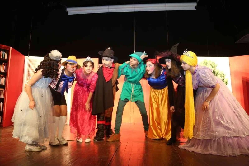 Gölcük’te gençler tiyatro sahnesinde
