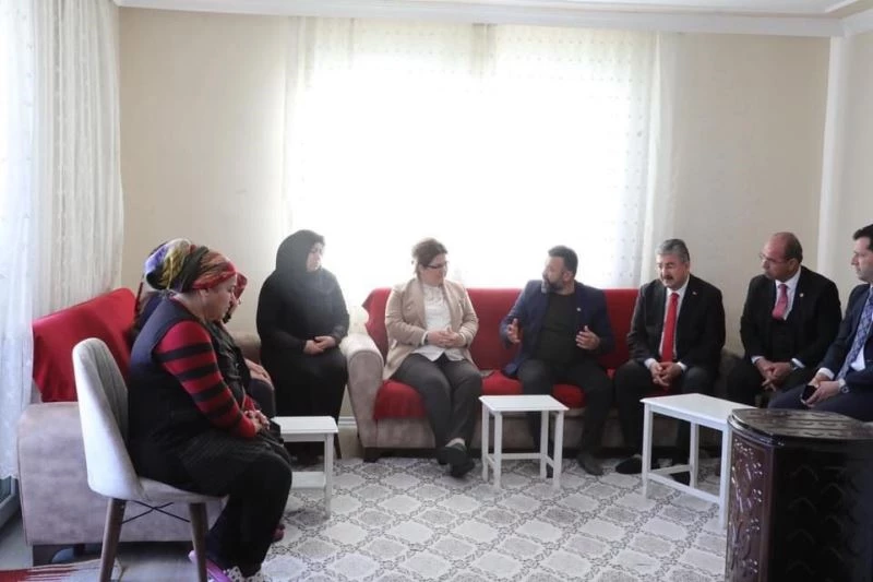 Bakan Yanık’tan Antalya’da vahşice öldürülen Azra’nın ailesine ziyaret
