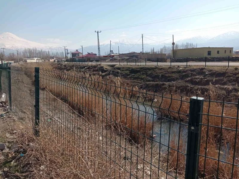 Iğdır’da hırsızlar su kanalı kenarlarındaki panel çitleri çaldılar
