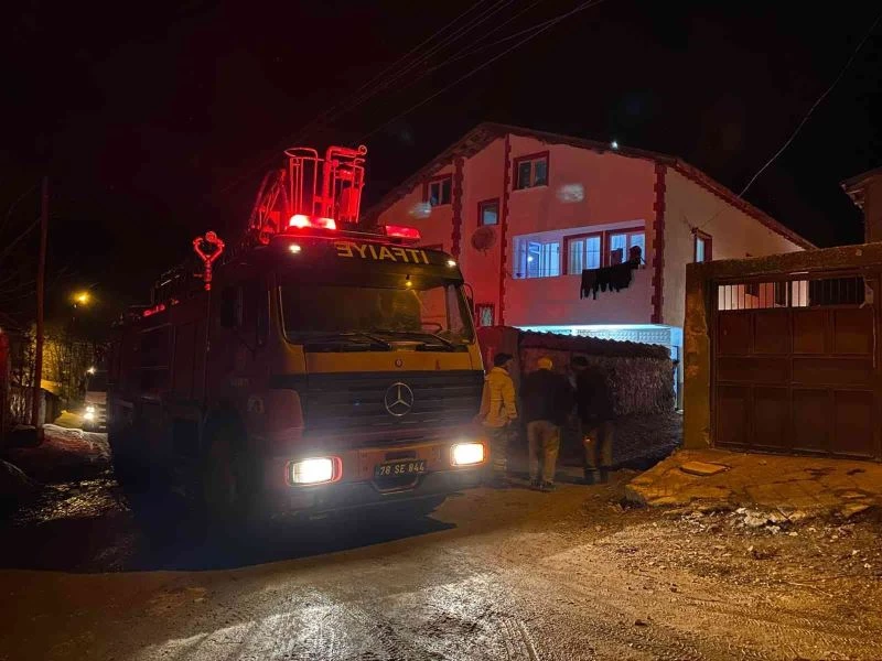 Eflani’de çatı yangını büyümeden kontrol altına alındı
