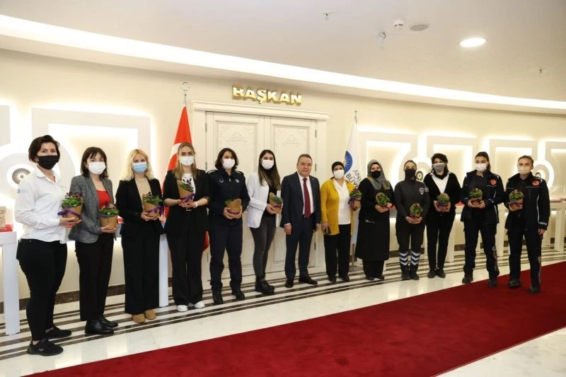 Antalya Büyükşehir Belediyesi kadın çalışanlarına 8 Mart izni
