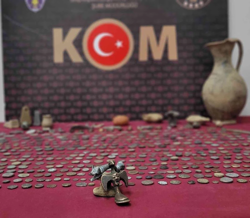 İzmir’de 631 adet tarihi eser ele geçirildi
