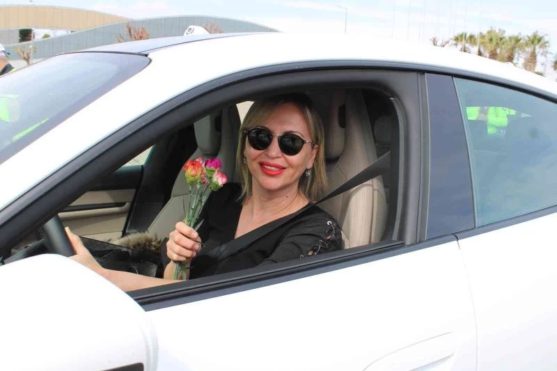 Trafik polislerinden kadın sürücülere karanfil
