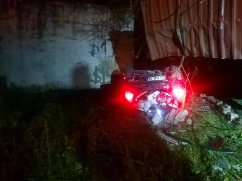 Araç içerisinde sıkışan iki yaralıyı itfaiye kurtardı
