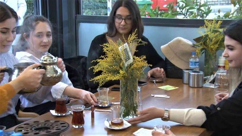 Kadıköy’de kebapçıdan Dünya Kadınlar Günü  ‘kadınları ayrıştırmıyoruz’ konseptiyle  karşıladı
