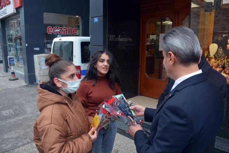 Sinop’ta Kadınlar Günü’ne karanfilli kutlama

