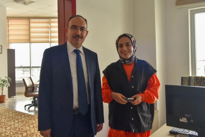 Beydemir, üniversitede görev yapan kadın personellerin Kadınlar Günü’nü kutladı
