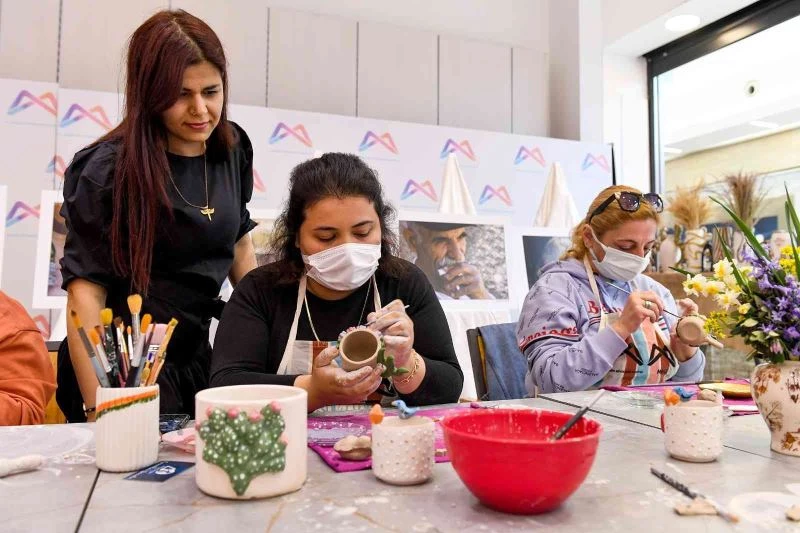 Atölye çalışmasına katılan kadınlar hem eğleniyor hem öğreniyor
