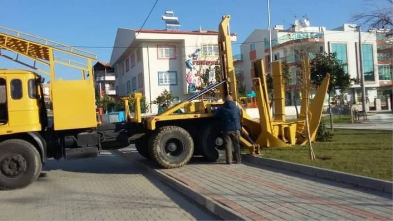 Kuşadası Belediyesi 547 ağacı kesilmekten kurtardı
