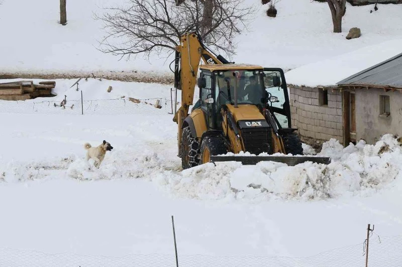 Erzincan’ın yüksek rakımlı geçit noktalarında kar, tipi etkili oldu
