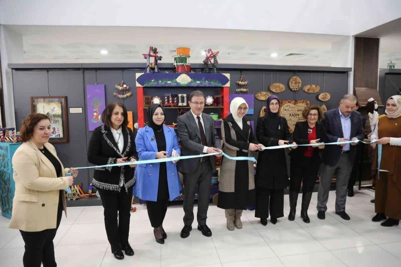 Başkan Köken, Eyüpsultanlı kadınlara çiçek dağıttı
