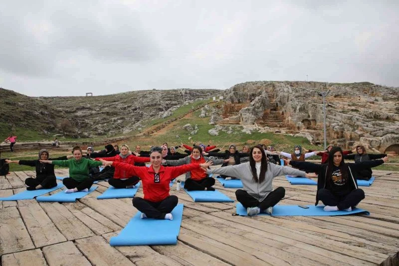 Kadınlar tarihi mekanda yoga yaptı

