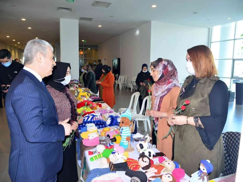 Vali Akın, ’Üreten Kadınlar’ standını gezdi
