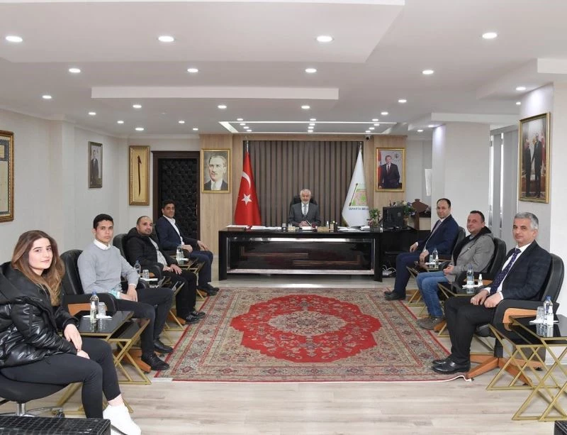 Ispartalı hakemlerden Başdeğirmen’e forma hediyesi
