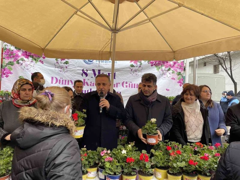 Bağcılar’da kadınlara 10 bin sardunya dağıtıldı
