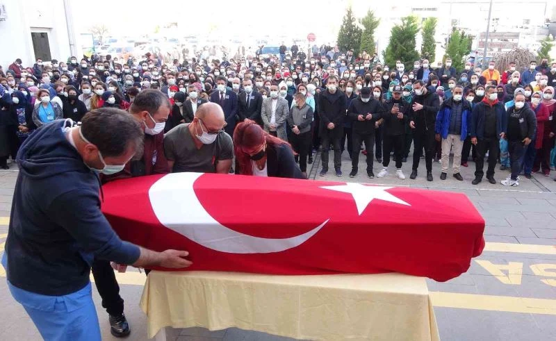 Mersin’de Covid-19’a yenilen hemşire son yolculuğuna uğurlandı
