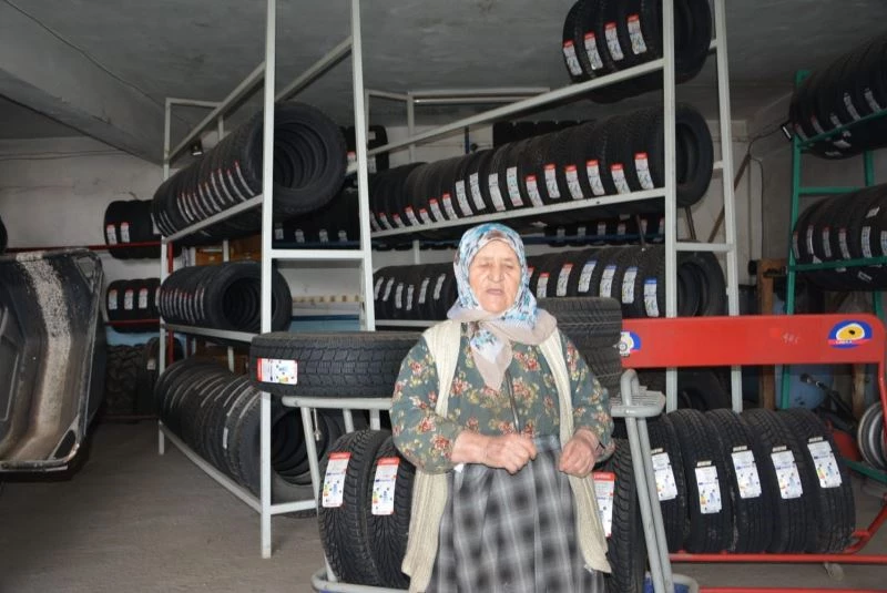  82 yaşındaki lastikçi Vesile Nine’den kadınlara altın değerinde öğüt:
