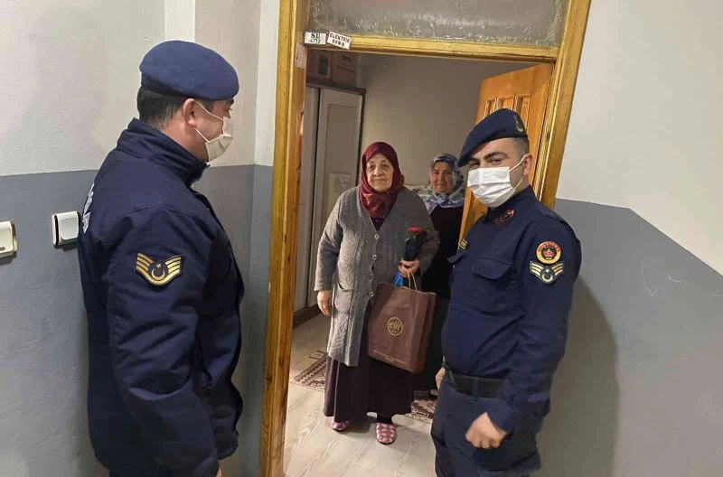 Şehit anneleri ve kadın çalışanlara karanfilli kutlama
