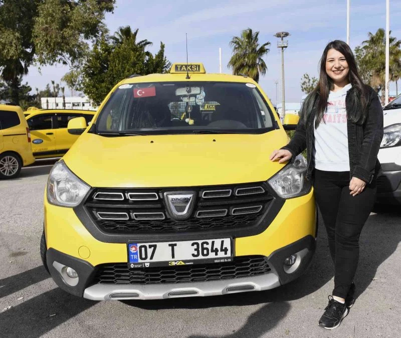 Yüksek lisanslı kadın taksi şoförü
