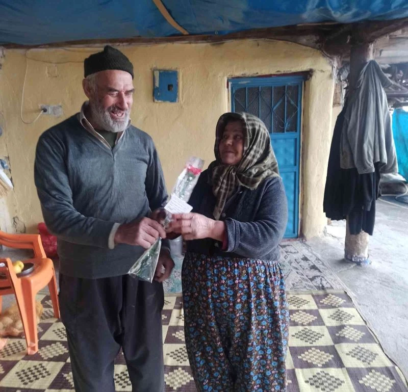 Köylü kadınların karanfille gelen mutluluğu
