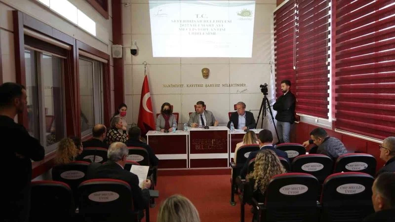 Seferihisar Belediye Meclisinde vatandaşlardan sessiz Akarca protestosu
