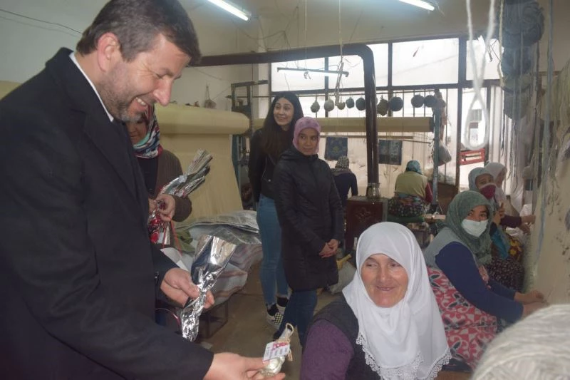 Başkan Demirci, Dünya Kadınlar Günü’nü karanfillerle kutladı
