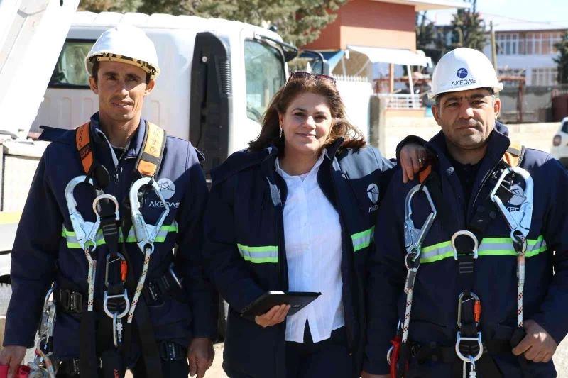 Kadın işletme şefi, kesintisiz enerji için çalışıyor
