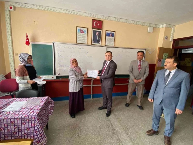 Derebucak’ta okuma yazmayı öğrenen kadın kursiyerler belgelerine kavuştu
