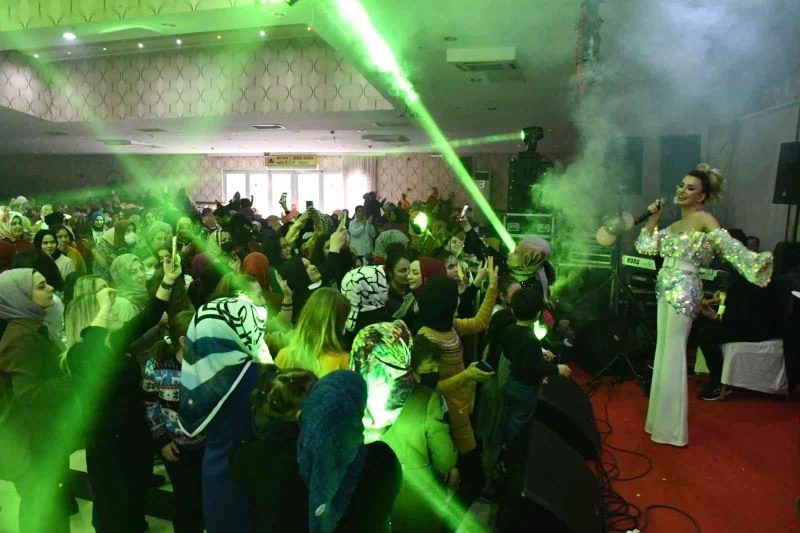 Kestelli kadınlar matinede doyasıya eğlendi
