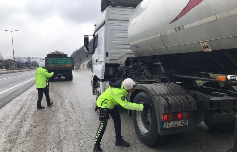 Kar yağışı uyarısı trafik polislerini harekete geçirdi
