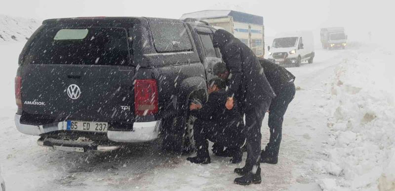 Yoğun kar, sis ve tipiden dolayı onlarca araç yolda kaldı
