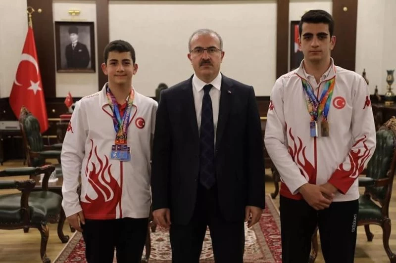 Şampiyon sporcular Vali Toraman ile bir araya geldi
