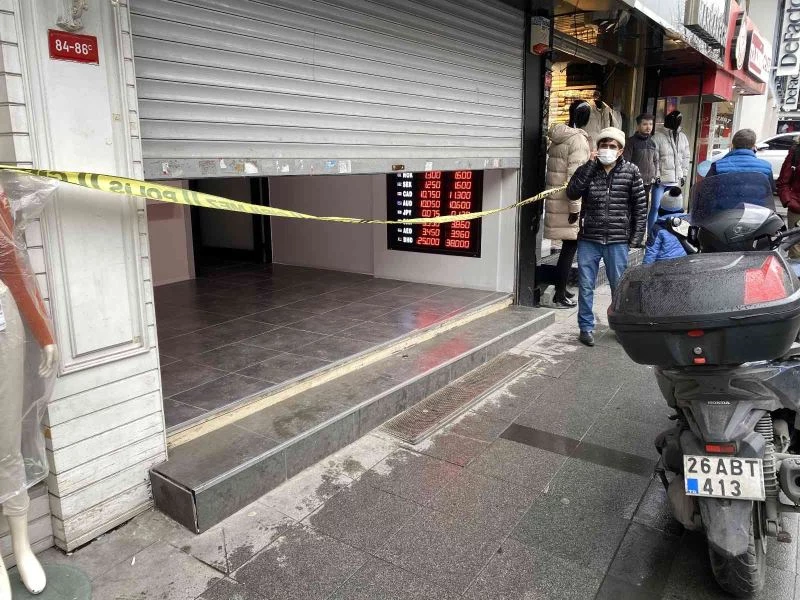 Zeytinburnu’nda döviz bürosuna silahlı soygun girişimi kamerada
