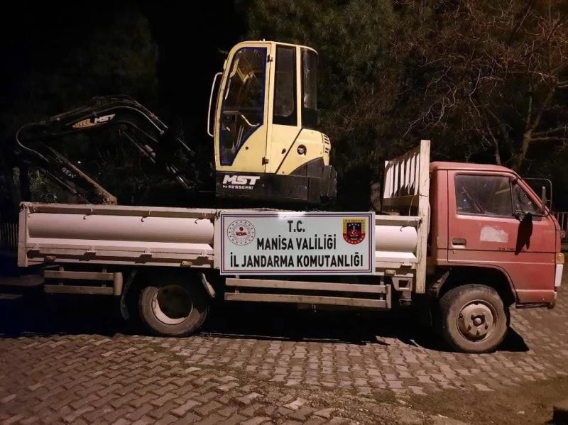 Manisa’da sit alanında iş makinesiyle kazıya suçüstü

