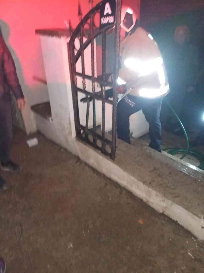 Erdek’te kapı demirine sıkışan köpeğin imdadına itfaiye yetişti
