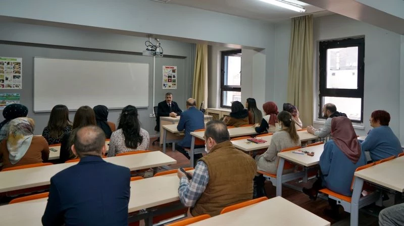 ÇAKÜ gönüllü Türk elçileri yetiştiriyor
