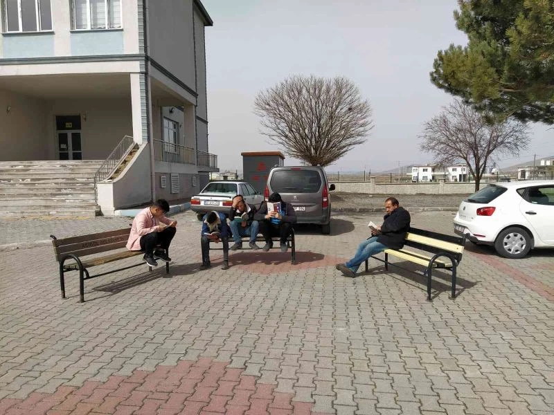 Okul bahçesinde kitap okudular
