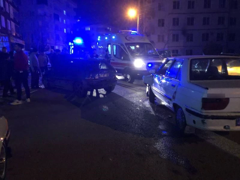 Çocuk sürücü araç arızasıyla uğraşanların arasına daldı: 4 yaralı
