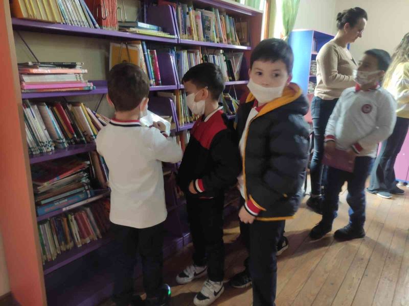 Kitapla buluşmak isteyen çocuklar kütüphaneyi ziyaret etti