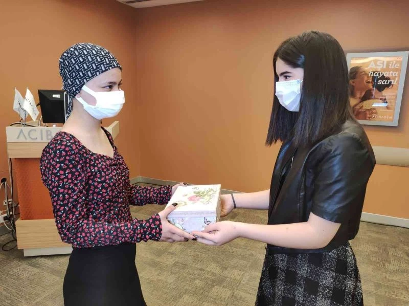 3 yıl uzattığı saçlarını peruk yaptırıp, kanser hastası genç kıza hediye etti
