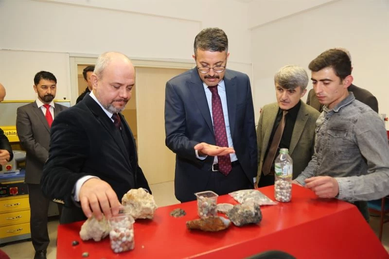Gümüş ve taş işleme atölyelerini inceledi
