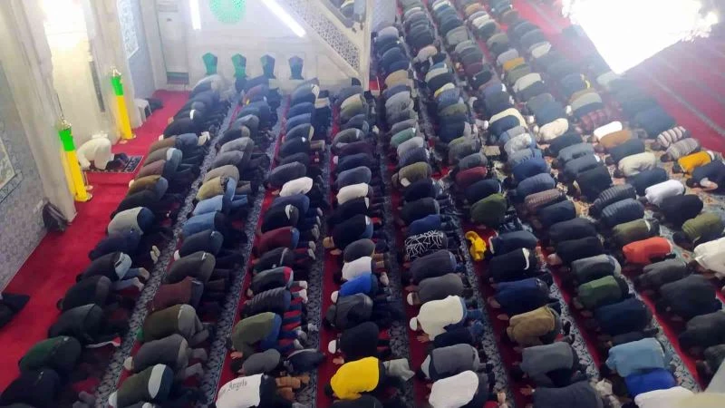 Peygamberler şehri Şanlıurfa’da ilk teravih namazı kılındı
