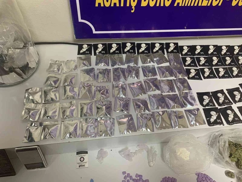 ‘Silahla yaralama’ suçundan aranan şüpheli şahsın aracından uyuşturucu zulası çıktı
