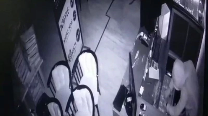 İş yerine tırmanarak girdi, kasadaki tüm parayı çaldı
