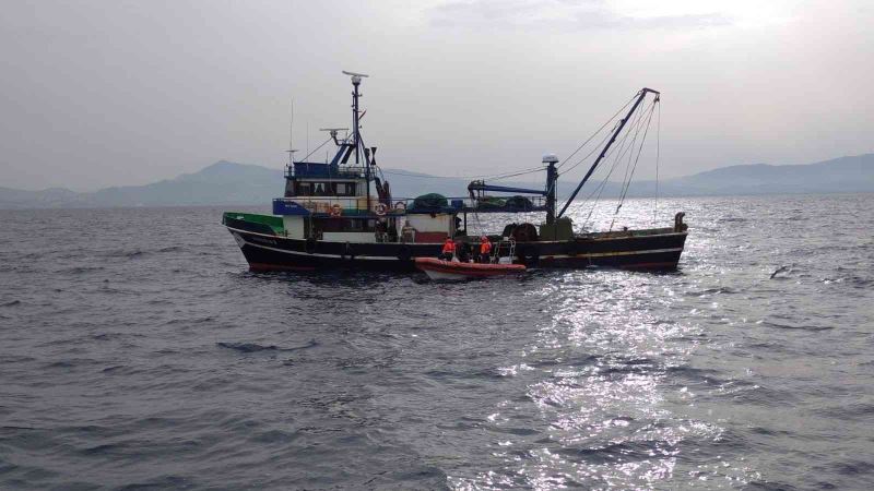 Denizde rahatsızlanan balıkçının yardımına sahil güvenlik ekipleri yetişti
