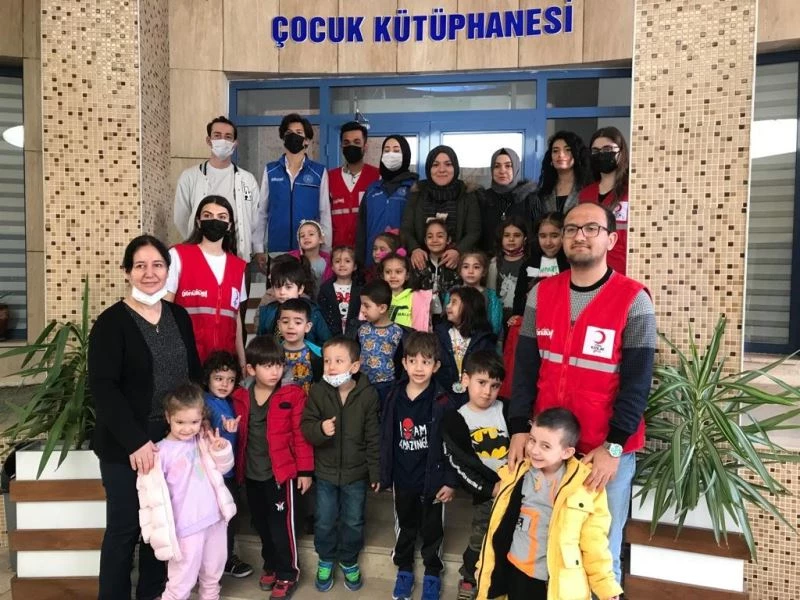 Miniklere kitap okuma ve kütüphanenin önemi anlatıldı
