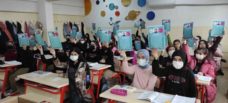 Öğrencilere özel imsakiye ve Kur’an-ı Kerim hediye edildi
