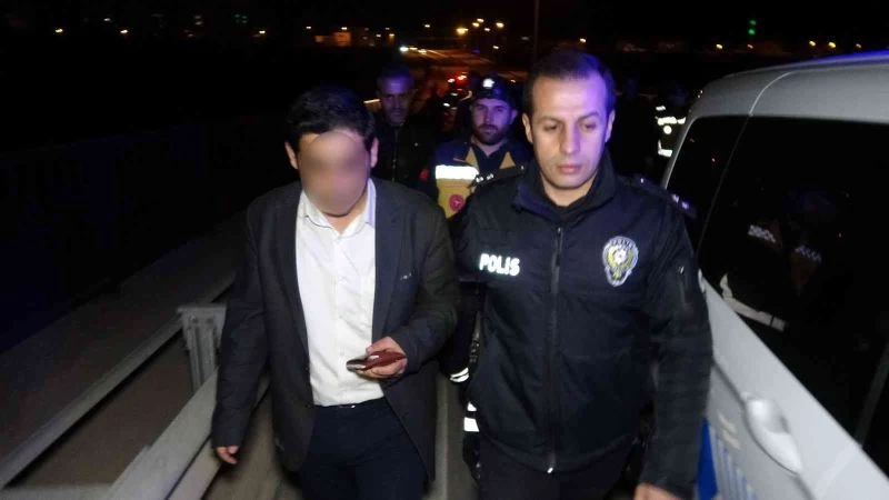 Köprüden atlamak istedi, polis ikna etti
