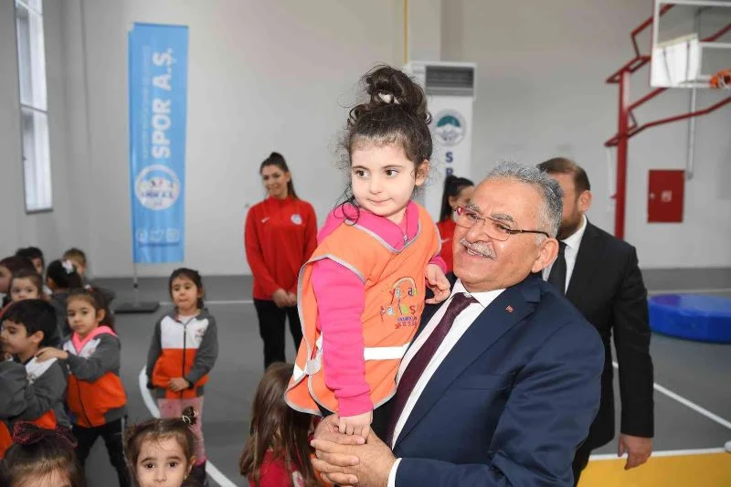 Başkan Büyükkılıç miniklerle buluştu
