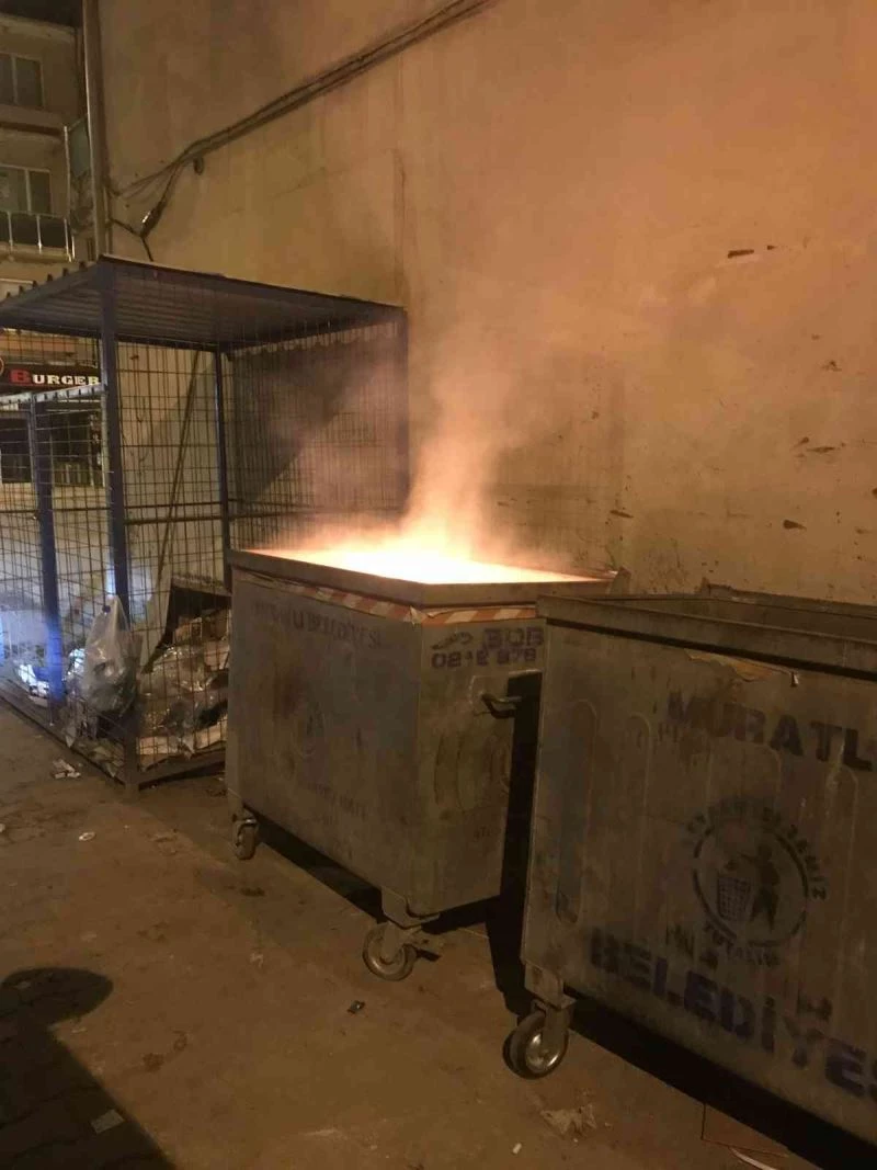Çöp konteynırı alev alev yandı
